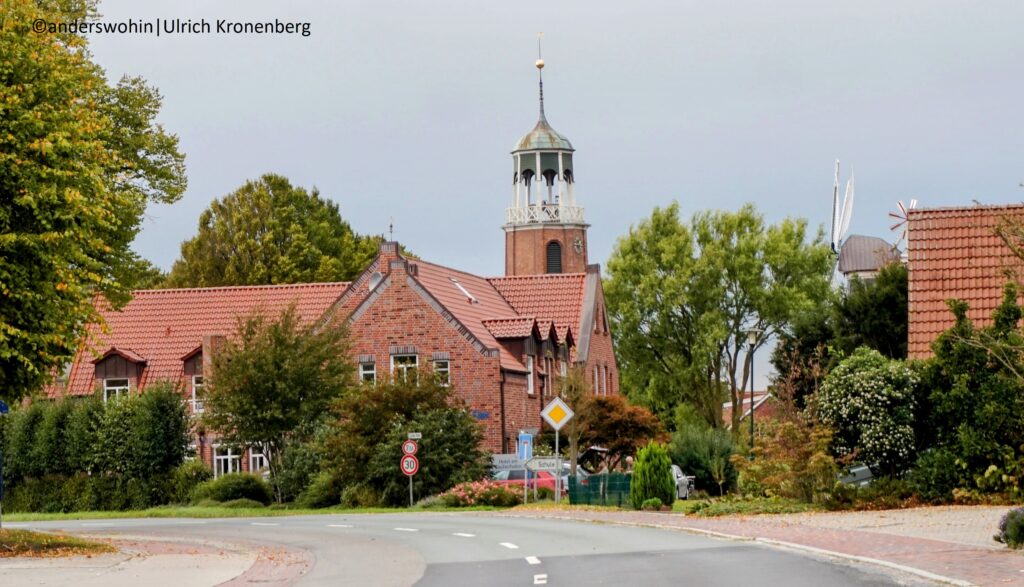 Das Fischerdorf Ditzum mit Kirche und Mühle