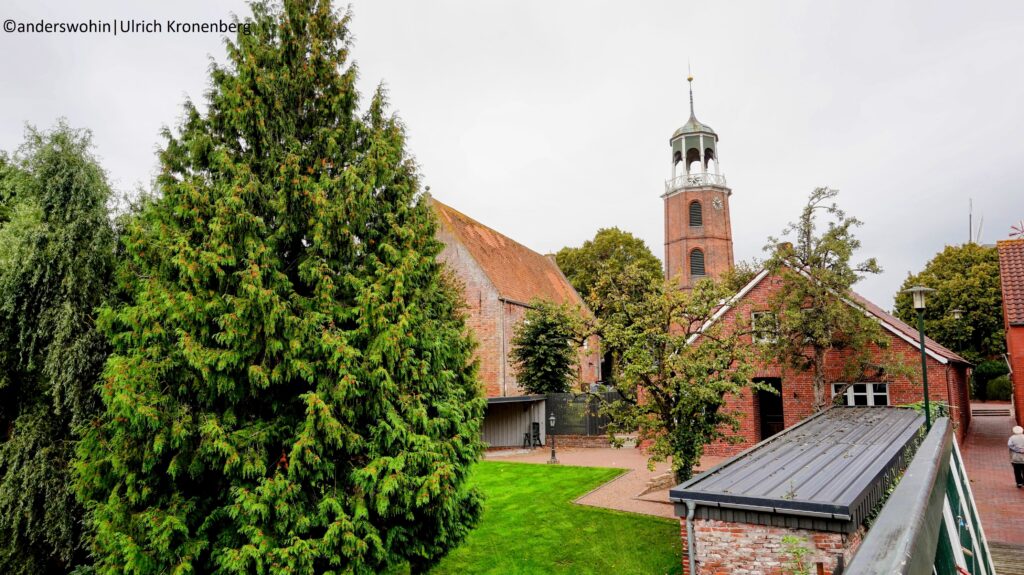 Der Kirchturm von Ditzum sieht aus wie ein Leuchtturm